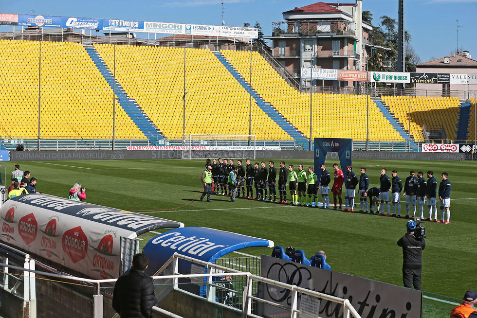 השחקנים מול יציעים ריקים באצטדיון בפארמה (צילום: EPA)