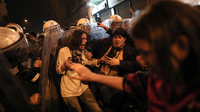 טורקיה שוטרים פיזרו עצרת של יום האישה הבינלאומי איסטנבול (צילום: EPA)