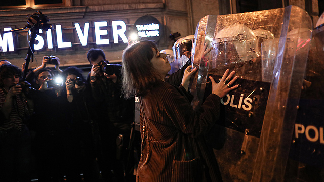 טורקיה שוטרים פיזרו עצרת של יום האישה הבינלאומי איסטנבול (צילום: EPA)
