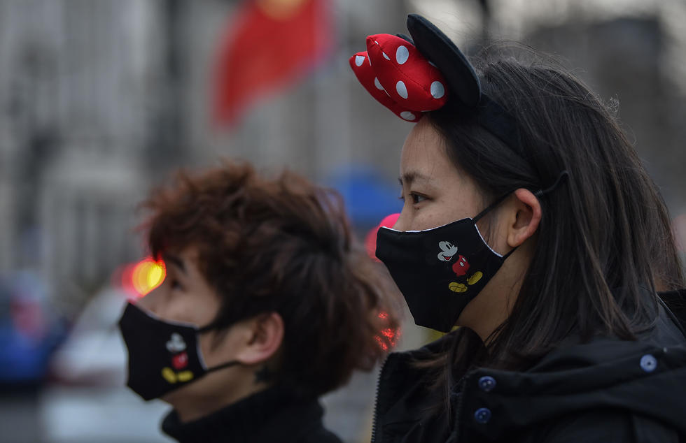 מסכת דיסני של מיקי מאוס בשנגחאי (צילום: AFP)