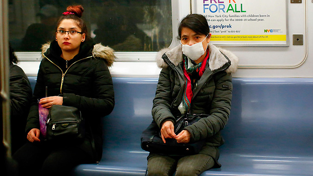 אנשים עם מסכות רכבת תחתית ניו יורק ארה