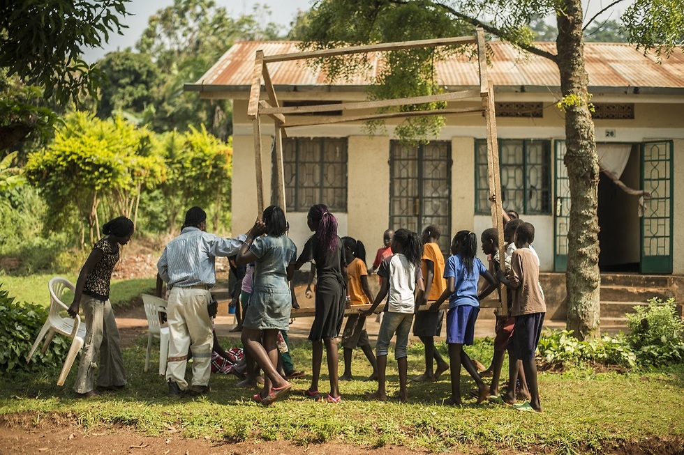 ילדים סודנים באוגנדה בונים בית מעץ  (צילום: ניצן טל, ברק ברינקר)