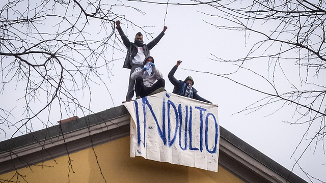איטליה נגיף קורונה אסירים טיפסו לגג בית סוהר מילאנו (צילום: EPA)