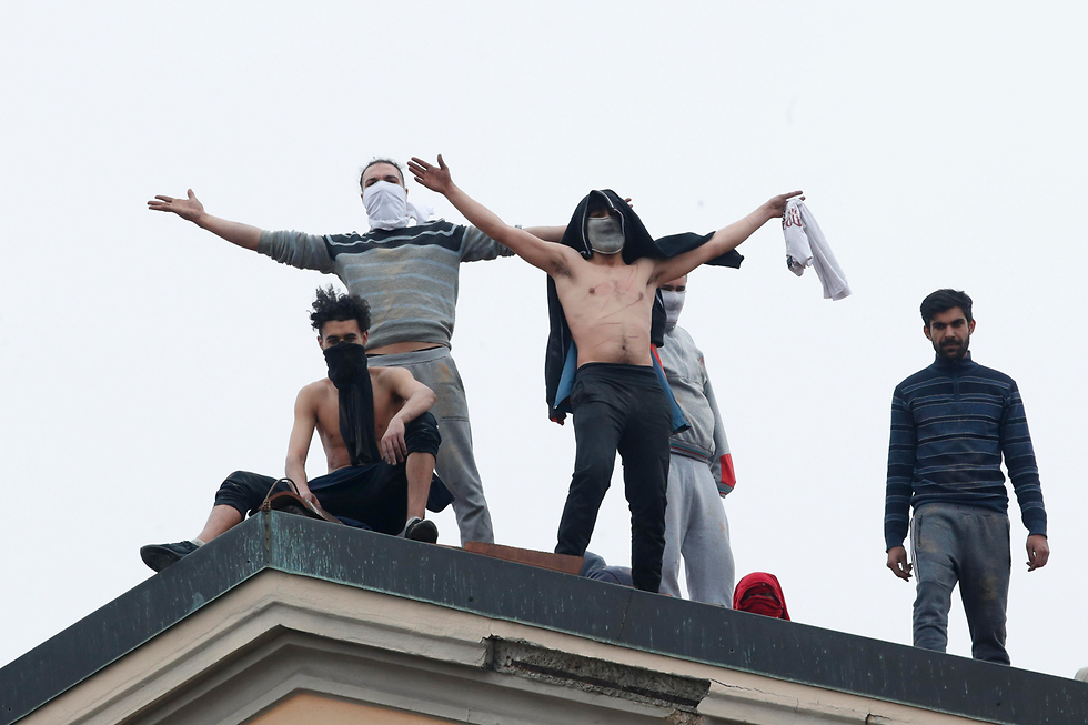 איטליה נגיף קורונה אסירים טיפסו לגג בית סוהר מילאנו (צילום: AP)