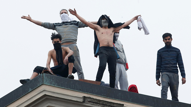 איטליה נגיף קורונה אסירים טיפסו לגג בית סוהר מילאנו (צילום: AP)