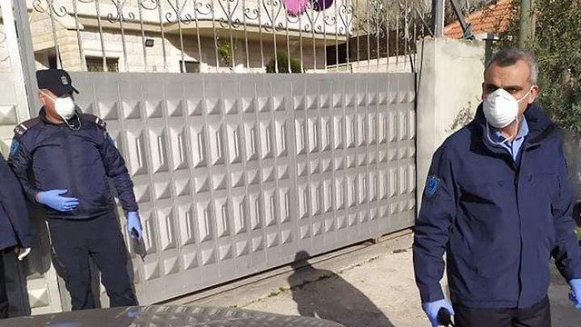 המשטרה הפלסטינית מחוץ לביתו של הבחור שנדבק בנגיף הקורונה ()