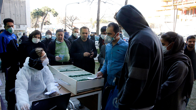  מעבדה בדיקות נגיף קורונה טהרן  איראן (צילום: EPA)