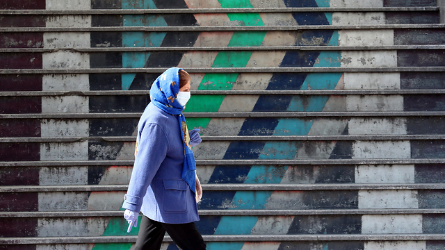 נגיף קורונה מסכה טהרן איראן (צילום: EPA)