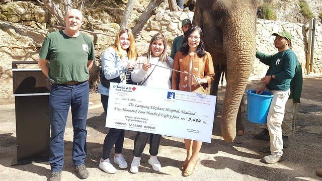 תלמידות התיכון מלוד עם שגרירת תאילנד בישראל בטקס אימוץ פיל בגן החיות התנ