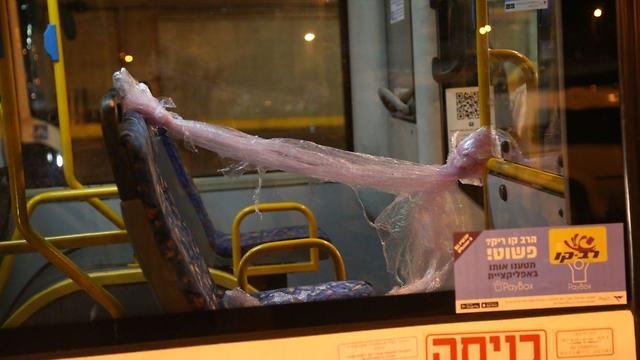 Каждый водитель автобуса должен сам придумать, как не допустить посадки на первых креслах в салоне автобуса. Фото: Моти Кимхи