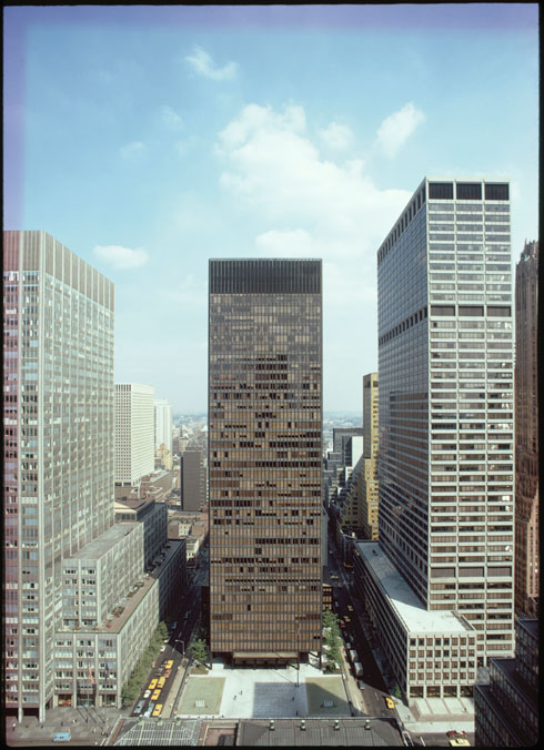המגדל (במרכז) הפך אחד מסמלי המודרניזם ולאחד מנקודות הציון האדריכליות בעולם (Phyllis Lambert fonds, Canadian Centre for Architecture)