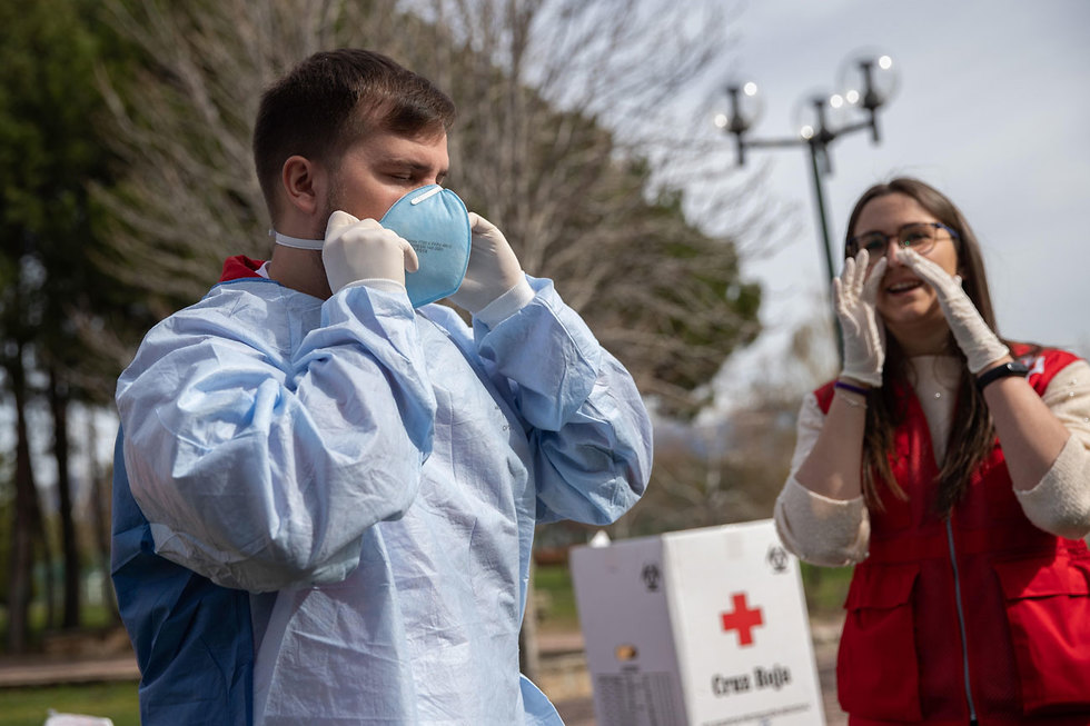 אנשי הצלב האדום במדריד (צילום: EPA)