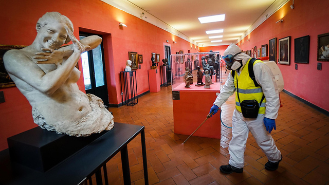 חיטוי בעקבות נגיף הקורונה במוזיאון בנאפולי איטליה (צילום: EPA)