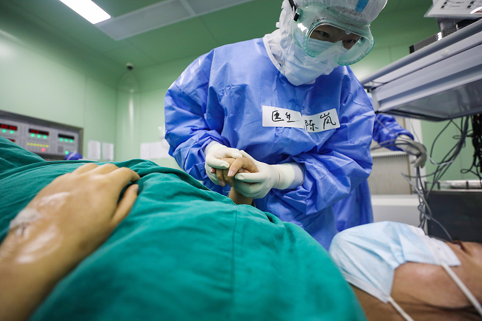 ווהאן סין מוקד התפרצות קורונה הקורונה נגיף רופא רופאים (צילום: EPA)