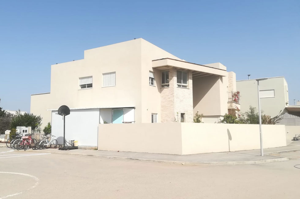 ביתה של ח''כ לוי-אבקסיס ביישוב שלפים בעמק בית שאן. הבית היחיד שמוקף בחומה חזיתית, בניגוד להוראות הבינוי ביישוב (צילום: אביהו שפירא)