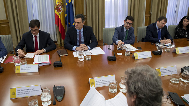 ספרד נגיף קורונה ראש הממשלה פדרו סנצ'ס ישיבה (צילום: gettyimages)