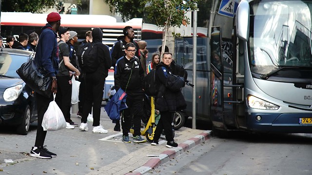 באסקוניה מגיעה למלון בתל אביב (צילום: ראובן שוורץ)
