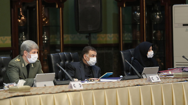 נגיף קורונה ישיבת ממשלה טהרן איראן (צילום: AFP, HO, IRANIAN PRESIDENCY)