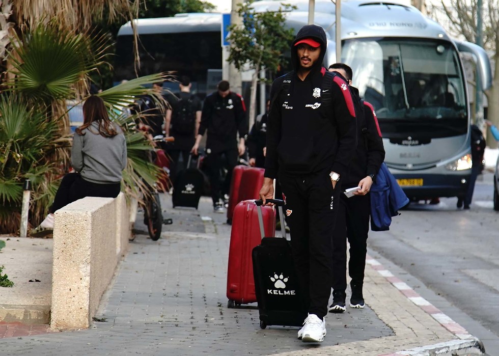באסקוניה מגיעה למלון בתל אביב (צילום: ראובן שוורץ)
