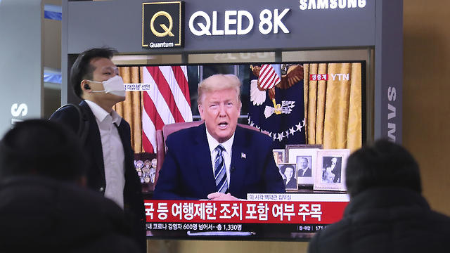 צופים בהצהרת טראמפ בסיאול, דרום קוריאה (צילום: AP)
