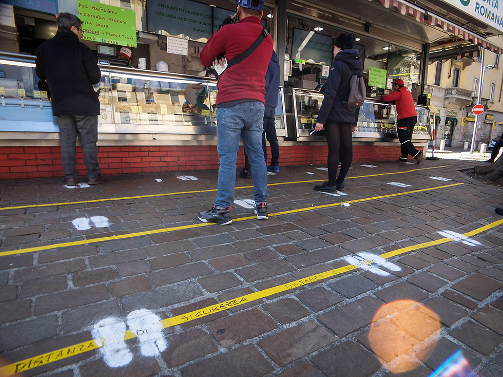איטליה מילאנו נגיף קורונה סימנים של טביעות נעליים כדי להורות לקונים איך לשמור רווחים דוכן אוכל (צילום: EPA)