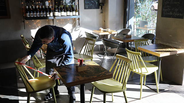 איטליה רומא נגיף קורונה בית קפה קושרים כיסא בסרט כדי לשמור מרחק בין האורחים (צילום: gettyimages)