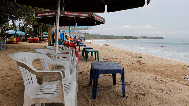 נגיף קורונה סגר עולמי כיסאות ריקים ב חוף קוטה באלי אינדונזיה (צילום: AP)