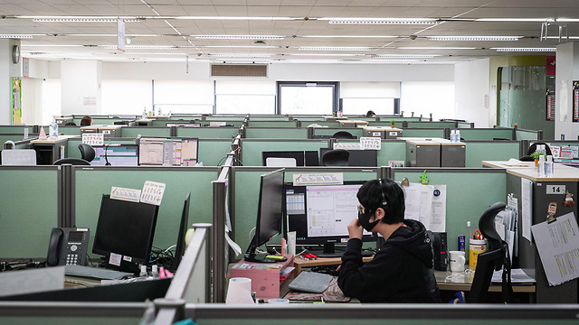 נגיף קורונה סגר עולמי מרכז שירות לקוחות סיאול דרום קוריאה (צילום: EPA)