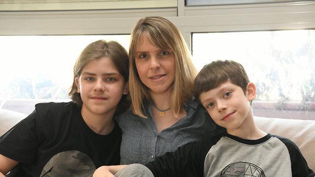 קרן ארצי ושני ילדיה (צילום: יאיר שגיא)