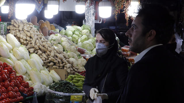 עם מסכות ב בזאר ב טהרן מחשש ל נגיף קורונה איראן (צילום: EPA)