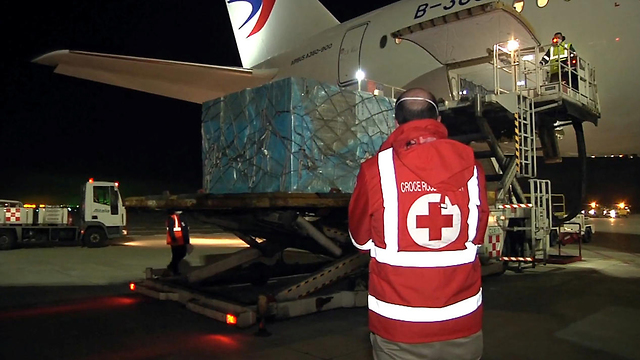 סיוע סיני ומומחים מ סין מגיעים ל נמל התעופה ב רומא איטליה מאבק ב נגיף קורונה (צילום: רויטרס)