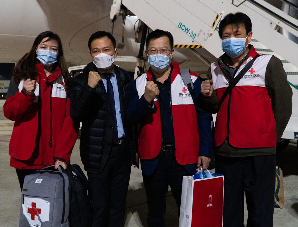 סיוע סיני ומומחים מ סין מגיעים ל נמל התעופה ב רומא איטליה מאבק ב נגיף קורונה (צילום: EPA)