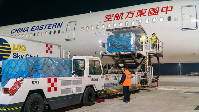 סיוע סיני ומומחים מ סין מגיעים ל נמל התעופה ב רומא איטליה מאבק ב נגיף קורונה (צילום: EPA)