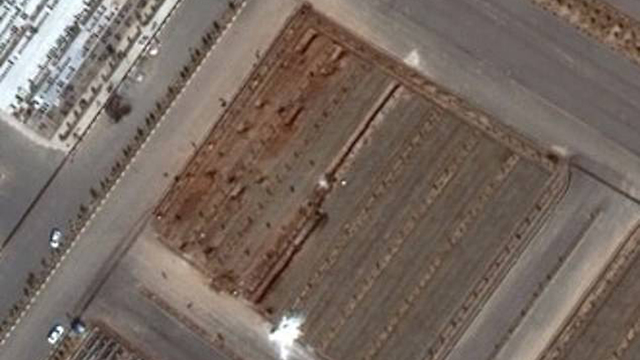 תמונות לוויין של קברים קבר המוניים ב קום איראן לקורבנות נגיף קורונה (צילום: Maxar Technologies)
