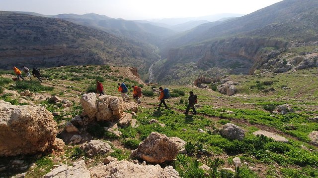 בדרך אל השקד הערבי בשמורת נחל פרת (צילום: אסף קמר)