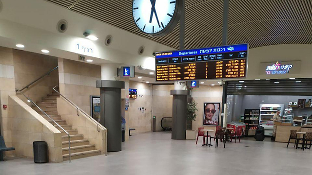 תחנת רכבת אוניברסיטת תל אביב ריקה מנוסעים ()