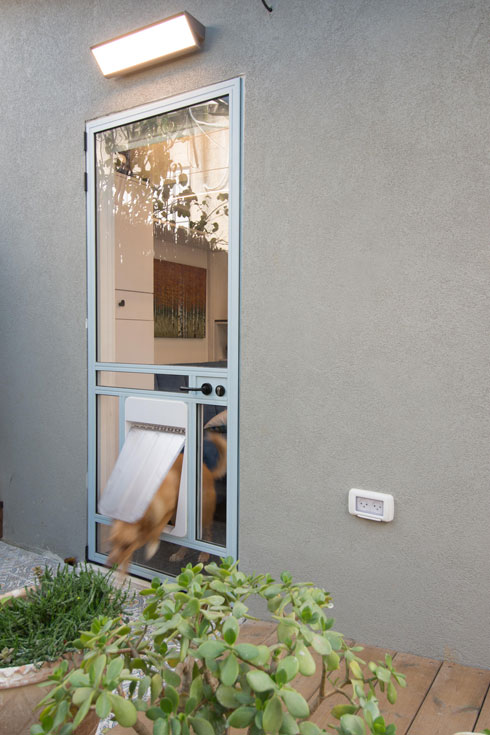 יש גם דלת לכלבה פולה (צילום: נדל רויזין אדריכלים)