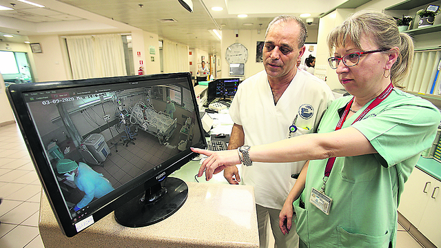 Медики наблюдают за соcтоянием 16-го больного на мониторе. Фото: Эльад Гершгорн