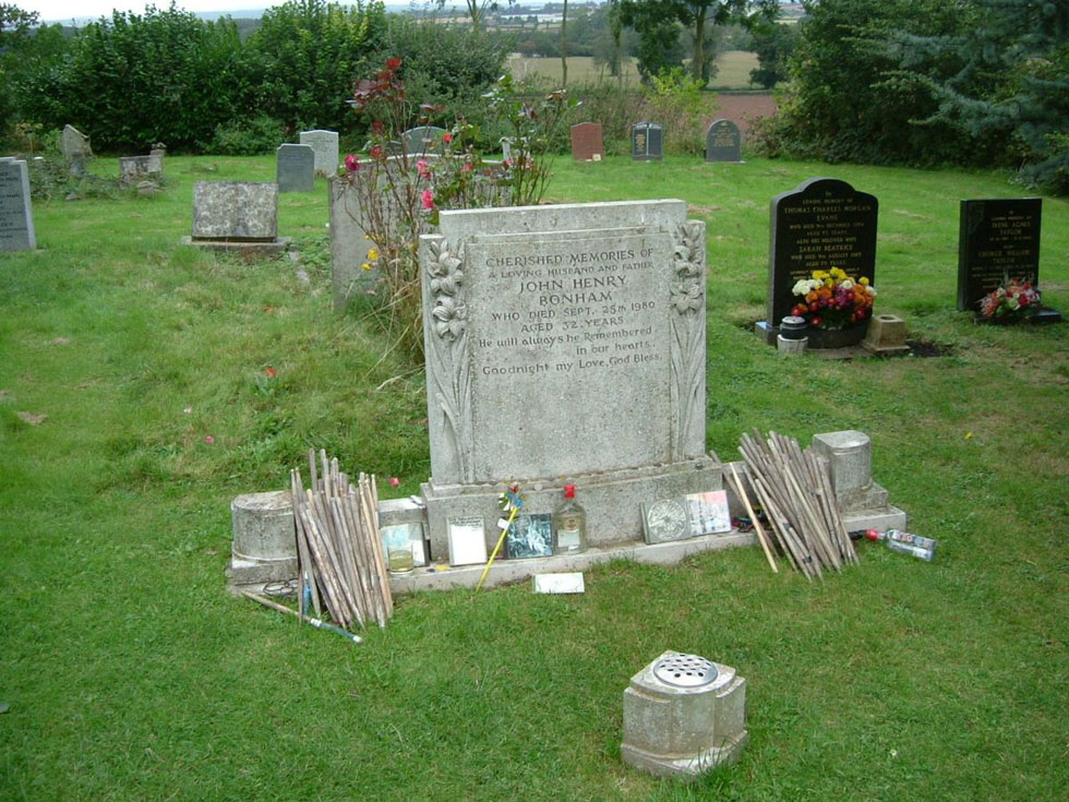 המצבה של בונהם בבית הקברות בכפר רושוק שבאנגליה. "לא נוכל להמשיך עוד", הודיעו חבריו ללהקה (צילום: Ebbskihare,cc)
