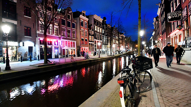 נגיף קורונה הולנד אמסטרדם רובע החלונות האדומים (צילום: רויטרס)