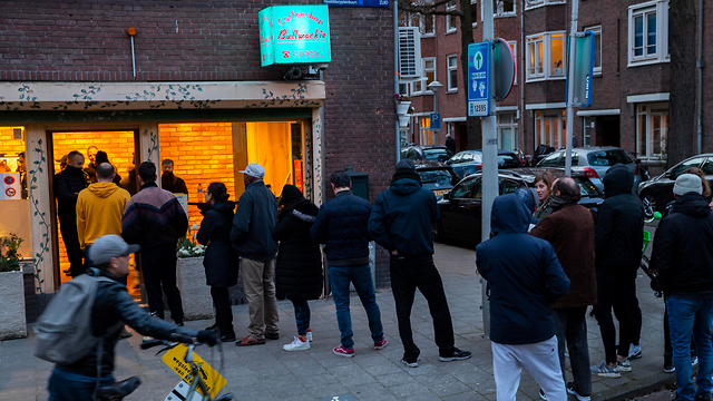 נגיף קורונה הולנד אמסטרדם תור לקנות מריחואנה (צילום: AP)