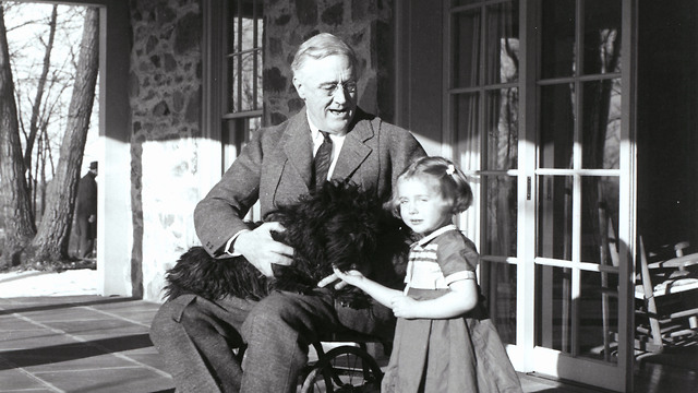פרנקלין דלאנו רוזוולט על כסא גלגלים לאחר שחלה בפוליו (צילום: ויקיפדיה)