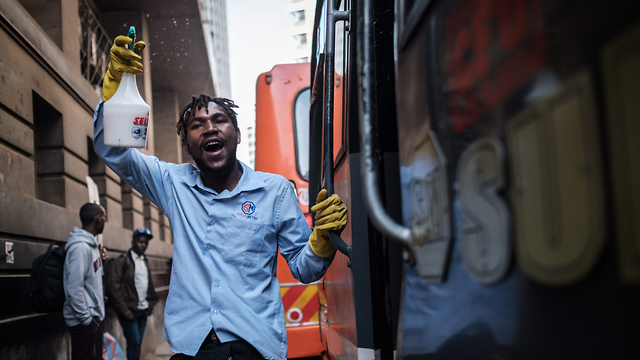נגיף קורונה אפריקה חיטוי ל נוסעים אוטובוס קניה (צילום: AFP)