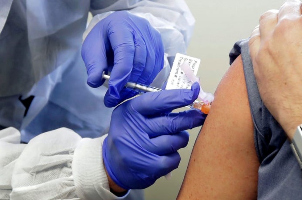 Испытание вакцины от коронавируса. Фото:  AP Photo/Ted S. Warren (צילום: AP Photo/Ted S. Warren)