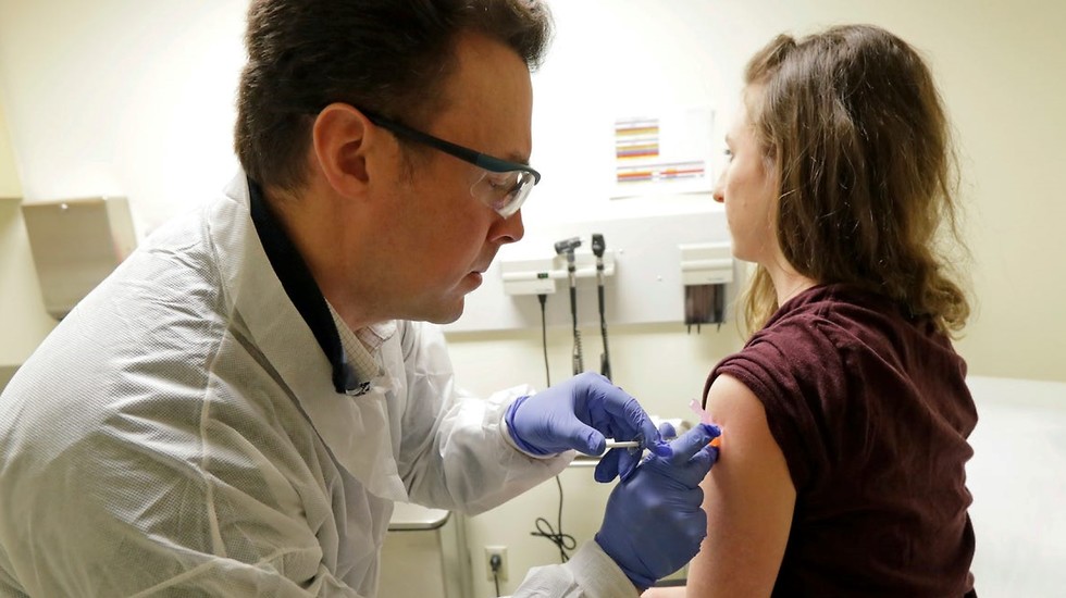 Испытание вакцины от коронавируса. Фото:  AP Photo/Ted S. Warren