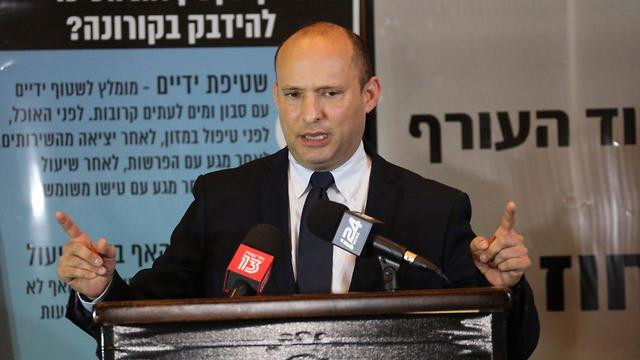Министр обороны Нафтали Беннет на пресс-конференции в Тель-Авиве 17 марта 2020 года
