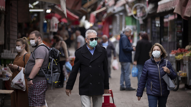 תל אביב נגיף קורונה וירוס קניות עם מסכות (צילום: AP)
