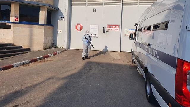 חיטוי נגד נגיף הקורונה בבית כלא ניצן (צילום: דוברות שב
