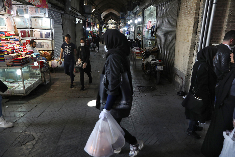 Рынки Тегерана работают, несмотря на эпидемию коронавируса. Фото: AP