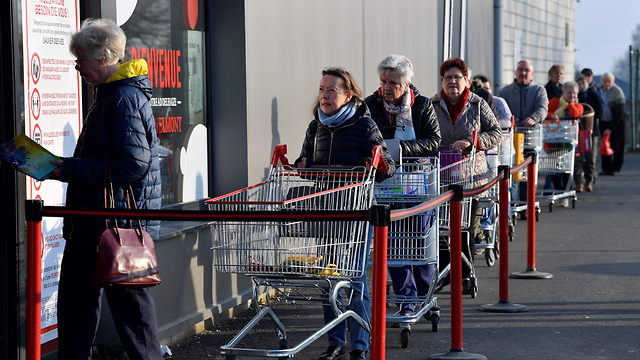 בלגיה נגיף קורונה קניות לפני הסגר (צילום: AFP)